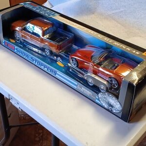 NIB 1:18 scale 2000 Maisto Ford Explorer Sport Trac and Dodge Concept V